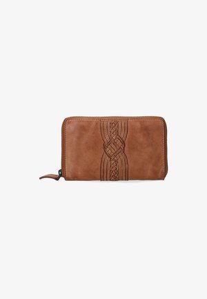 Bruin leren portemonnee met gevlochten details aan de voorkant, een gladde textuur, ritssluiting en een kleine trekband aan de zijkant.