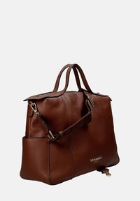 Borsa a mano in pelle marrone con superficie testurizzata, doppie maniglie superiori, tracolla staccabile e logo del marchio tono oro sul davanti.