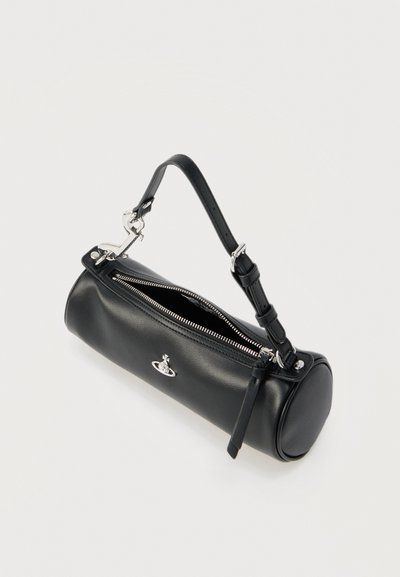 Μαύρη κυλινδρική τσάντα από δέρμα με ασημένιο φερμουάρ, ρυθμιζόμενο λουρί και μικρό ασημένιο λογότυπο σφαίρας στο μπροστινό μέρος.
