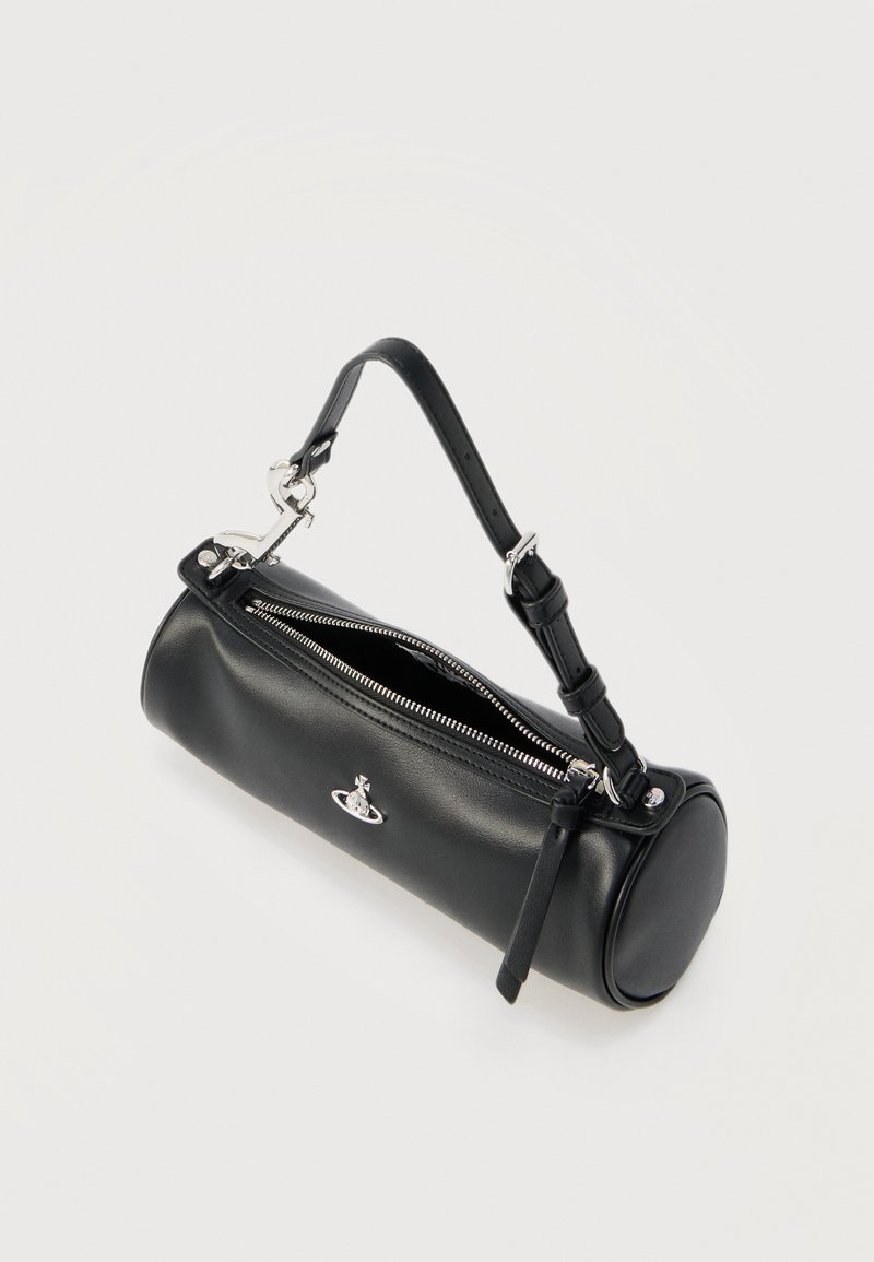 Schwarze zylindrische Ledertasche mit silbernem Reißverschluss, verstellbarem Riemen und kleinem silbernem Kugellogo auf der Vorderseite.