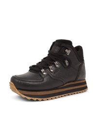 Zapatilla alta negra de cuero con superficie texturizada, herrajes plateados y suela de goma resistente. Presenta una media suela de rayas en contraste.