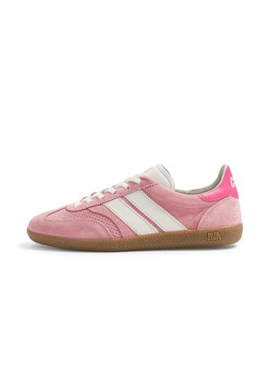 Baskets basses en daim rose avec des bandes blanches, des lacets blancs, une semelle en caoutchouc naturel et un onglet rose à talon avec texte de marque blanc.