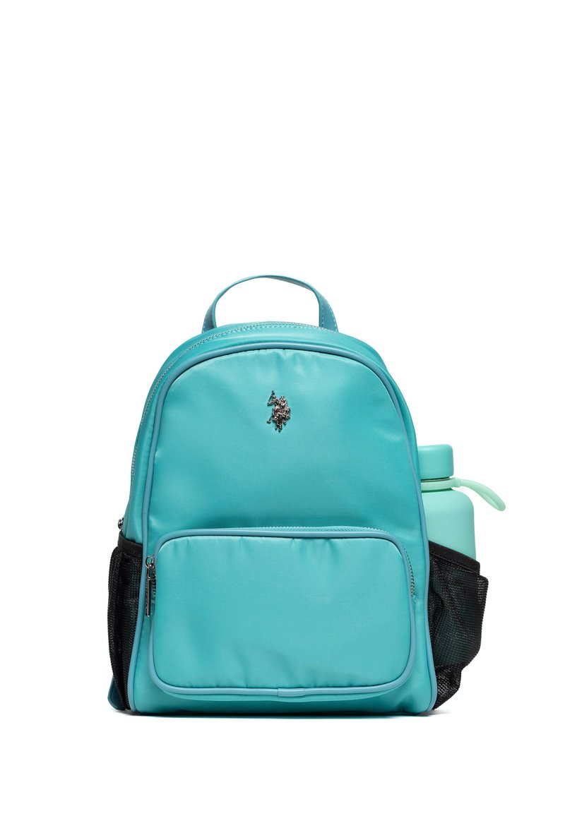 Tyrkysový batoh s hladkým povrchem, vybavený předním kapsou, síťovanou boční kapsou a malým emblémem. Nastavitelné popruhy.