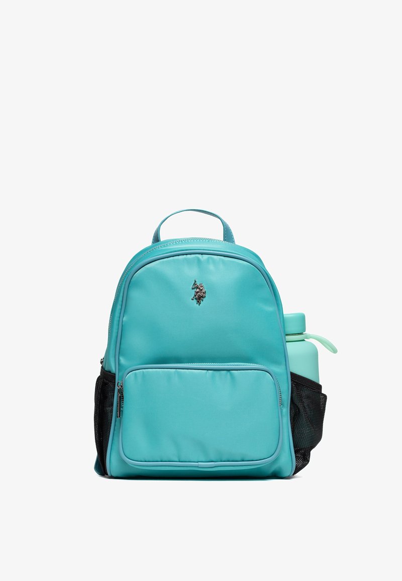 Tyrkysový batoh s hladkým povrchem, vybavený předním kapsou, síťovanou boční kapsou a malým emblémem. Nastavitelné popruhy.