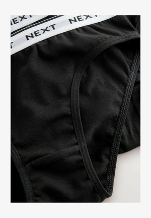 Fekete pamut fehérnemű széles fehér derékpánttal, amelyen fekete "NEXT" felirat található, sima textúrájú és klasszikus rövidnadrág fazonú.