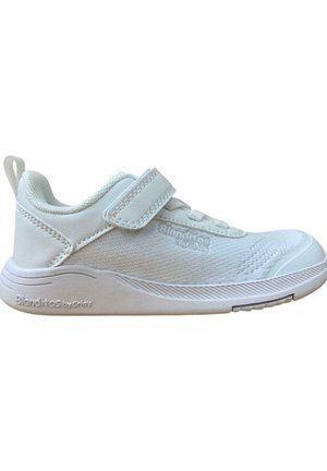 Zapatilla blanca con parte superior de malla y sintético, correa de velcro, suela texturizada y un diseño sutil en el lateral y el talón.