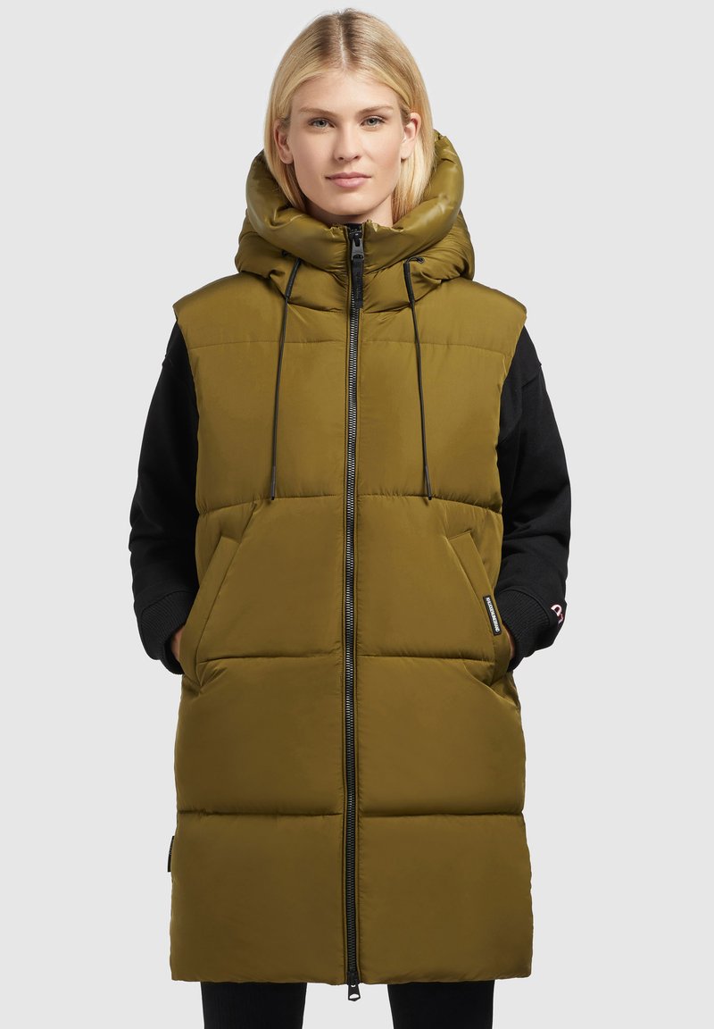 Olivgrüne gepolsterte Weste mit hohem Kragen und Kapuze. Verfügt über einen Frontreißverschluss, zwei große Taschen und eine elegante, matte Oberfläche.