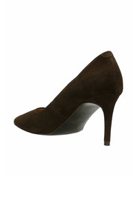Scarpa alta in suede marrone con punta affilata, dettaglio a taglio sul lato e tacco sottile e affusolato. Texture liscia con accenti minimi.