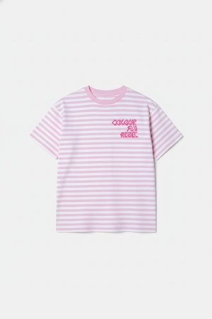 T-shirt à manches courtes rayé rose et blanc avec un col rond et un graphisme texturé au centre indiquant "COLOURFUL REBEL".