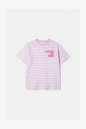 T-shirt à manches courtes rayé rose et blanc avec un col rond et un graphisme texturé au centre indiquant "COLOURFUL REBEL".