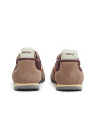Zapatillas de ante marrón con acentos de malla burdeos, detalles en color beige y suela de goma. Logo "POMPEII" en el talón. Diseño de perfil bajo.