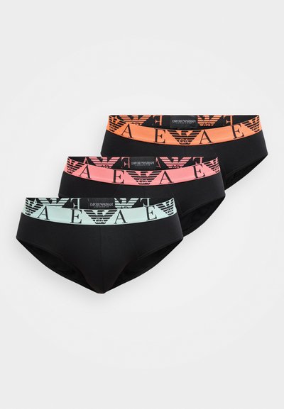 Três pares de roupa interior preta com faixas largas: um em azul claro, um em rosa e um em laranja, cada um com um padrão de logótipo.