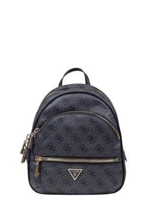 Petit sac à dos Guess gris foncé avec imprimé logo à motif, poche avant zippée, tirettes de fermeture éclair dorées et une poignée de transport sur le dessus.