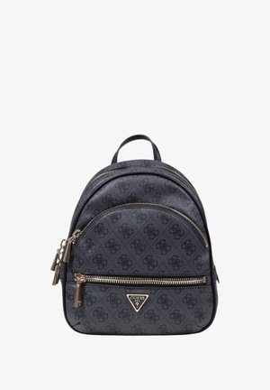 Petit sac à dos Guess gris foncé avec imprimé logo à motif, poche avant zippée, tirettes de fermeture éclair dorées et une poignée de transport sur le dessus.