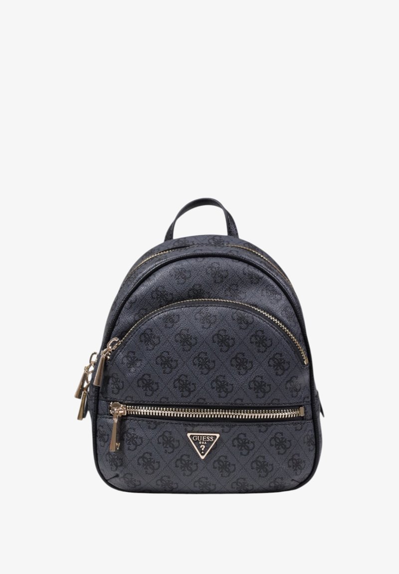 Petit sac à dos Guess gris foncé avec imprimé logo à motif, poche avant zippée, tirettes de fermeture éclair dorées et une poignée de transport sur le dessus.