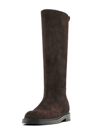 Stivale in suede marrone al ginocchio con suola nera piatta, texture liscia e punta arrotondata. Presenta una piccola linguetta nella parte superiore per una facile indossabilità.