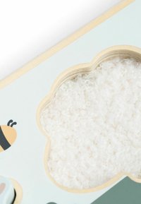 Puidust pusle tükk, millel on tekstureeritud lammas, millel on kerge valge vill ja värvitud mesilase osa helesinisel taustal.