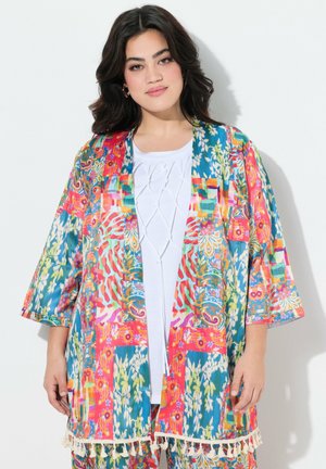 Värikäs kimono-takki, jossa on eloisa kukka- ja geometrinen kuosi, kevyt kangas, avoin muotoilu ja fringe-yksityiskohtia helmassa.