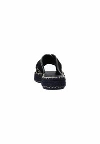Marineblauwe espadrille sandaal met open achterkant, geweven jute zool en contrasterende witte stiksels aan de randen. Getextureerde stoffen bovenkant.