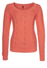 Suéter de punto color coral con escote barco, que presenta patrones de trenzado y puños y dobladillo acanalados. Fabricado con un tejido texturizado.