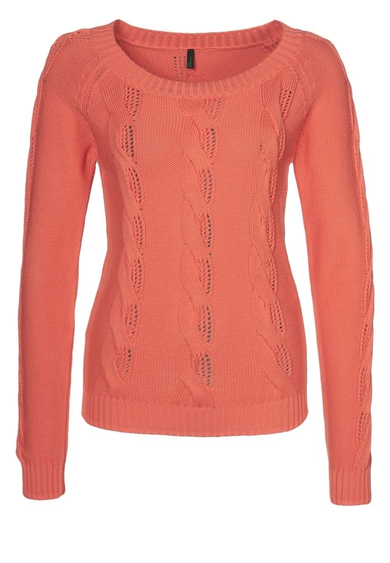 Suéter de punto color coral con escote barco, que presenta patrones de trenzado y puños y dobladillo acanalados. Fabricado con un tejido texturizado.