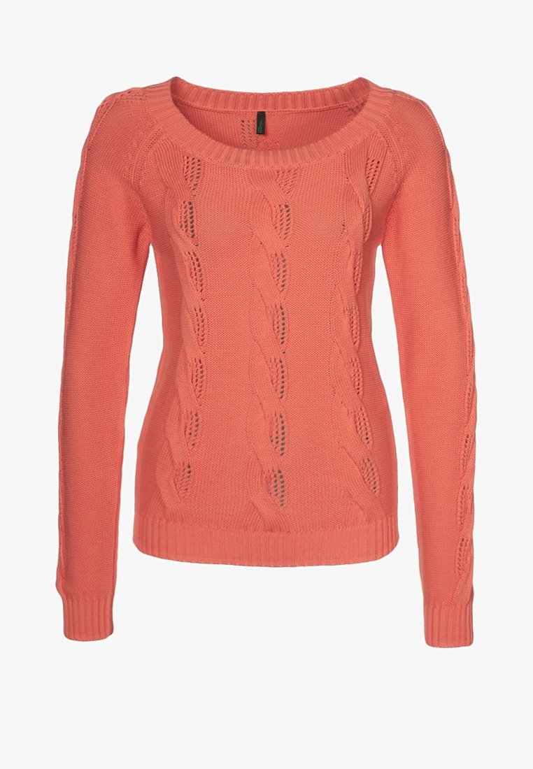 Suéter de punto color coral con escote barco, que presenta patrones de trenzado y puños y dobladillo acanalados. Fabricado con un tejido texturizado.