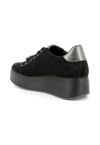 Sneaker platform in suede nero con tallone metallico, punta tonda e lacci neri; suola testurizzata offre aderenza e stabilità.
