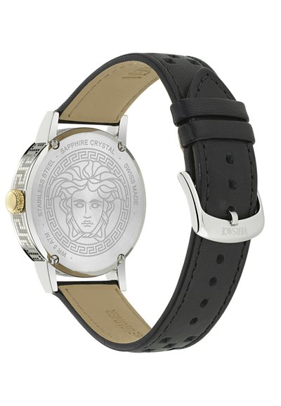 Baksidan av en armbandsur i rostfritt stål med graverad Medusa-huvud, svart läderrem, guldkrona och Versace-logotyp på spännet.