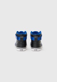 Wysokie trampki z czarną skórzaną cholewką, niebieskimi akcentami, wyściełanym kołnierzem oraz białą gumową podeszwą ze logo "CONVERSE ALL STAR".