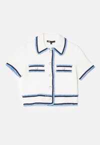 Bílý kardigan s krátkým rukávem, tenkými modrými a tmavomodrými pruhy, s límečkem, dvěma předními kapsami a stříbrnými knoflíky. Měkká, strukturovaná tkanina.