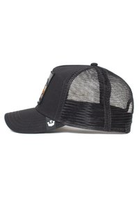 Gorra negra con una parte frontal sólida y trasera de malla, con visera curvada y un detalle de parche en la parte delantera. Costuras visibles a lo largo de la visera.