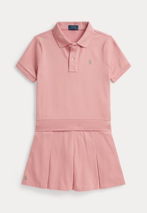 Różowa sukienka polo z krótkim rękawem, kołnierzykiem, plisowanym dołem i listwą na guziki, z małymi haftowanymi logo na piersi i na dole.