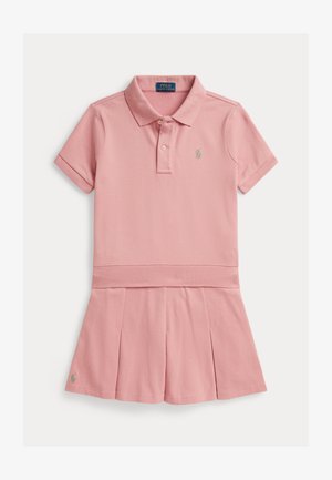 Różowa sukienka polo z krótkim rękawem, kołnierzykiem, plisowanym dołem i listwą na guziki, z małymi haftowanymi logo na piersi i na dole.