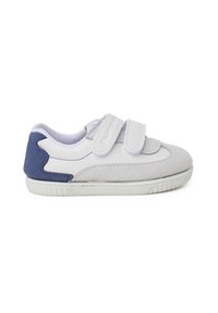 Sneaker bianco con un accento in suede blu navy sul tallone. Presenta due cinturini in Velcro, una tomaia in pelle liscia e una suola in gomma testurizzata.