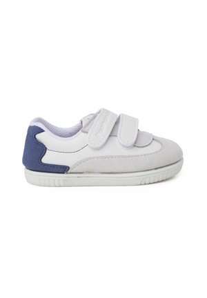 Białe sneakersy z granatowym zamszowym akcentem na pięcie. Posiadają dwa zapięcia na rzep, górę z gładkiej skóry oraz teksturowaną gumową podeszwę.
