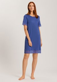 Abito blu a maniche corte con scollo rotondo. Presenta un orlo trasparente a righe. Tessuto morbido con una vestibilità comoda, design fino al ginocchio.