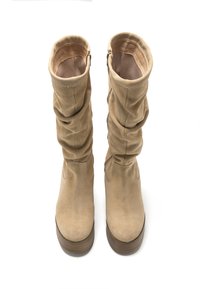 Stivali alti in suede beige con design arricciato, punta rotonda e suola piattaforma marrone. Presentano una cerniera laterale per una facile vestibilità.