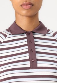 Randig polo-shirt med en brun krage, knapplist och växlande ränder i brunt, ljusblått och vitt. Mjuk bomullsblandning.
