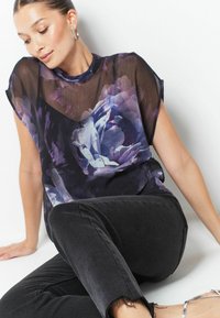 Next TWIST FRONT SHORT SLEEVE - Blúz - purple floral