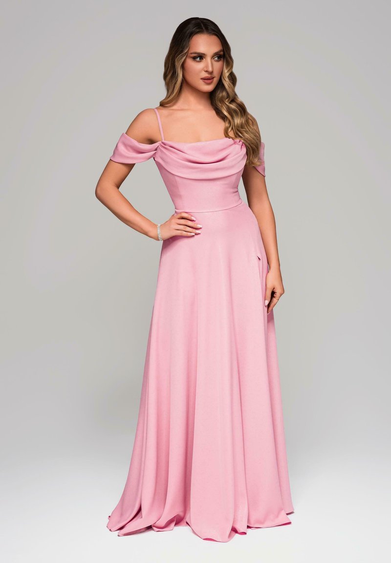 Lång rosa klänning med avtagbara ärmar, en draperad bodice och en flödande kjol som samlas vid midjan. Slät tygstruktur.