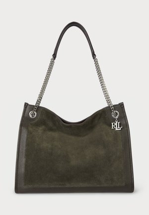 Zeleno semiš torbico z usnjenimi detajli, verižnim trakom in logotipom. Značilna je po mehki, gladki teksturi in prostornem oblikovanju.