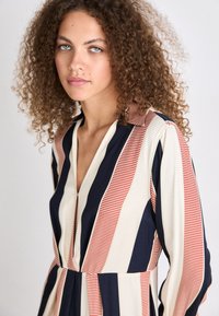 Tommy Hilfiger GLOBAL DRAPED MIDI DRESS - Kjole - ladder global/country ivory