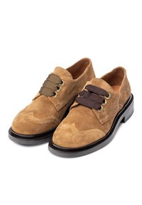 Des chaussures en daim marron avec un bout rond, présentant des coutures décoratives, des œillets dorés et des lacets en ruban bicolores vert et marron.