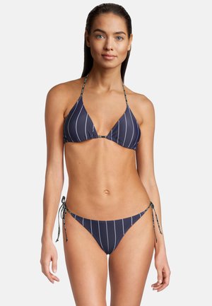 Bikini blu navy con strisce verticali bianche, caratterizzato da una parte superiore a triangolo e culotte con lacci laterali. Realizzato in tessuto elasticizzato con una texture liscia.