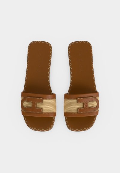 Καφέ σανδάλια slide με υφαντές μπεζ λωρίδες και ραμμένες άκρες, τοποθετημένα επίπεδα σε λευκό φόντο, από πάνω.