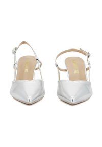 Scarpe slingback argento con punta affilata e tacco piatto, caratterizzate da una finitura metallica e una cinturino alla caviglia regolabile. Texture liscia con accenti minimi.
