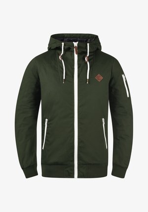 Zelena jakna s kapuco in belo zadrgo ter vrvicama, vsebuje stranske žepe in rjavo usnjeno oznako na prsih. Gladka tekstura tkanine.