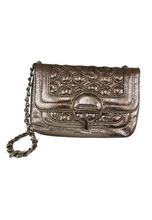 Piccola borsa trapuntata in bronzo metallico con chiusura circolare in metallo e tracolla a catena su sfondo bianco.