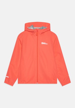 Giacca impermeabile corallo brillante con interno grigio, cappuccio regolabile e polsini elasticizzati. Caratterizzata da logo sul petto e dettagli riflettenti.