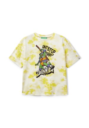 Korte mouwen, tie-dye shirt in geel en wit, met een afbeelding van een cartoonfiguur en tekst: "KAN NIET STOPPEN TMNT DUNNIE."